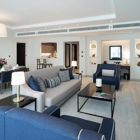 Centara West Bay Hotel & Residences Doha Luaran gambar A suite at the hotel