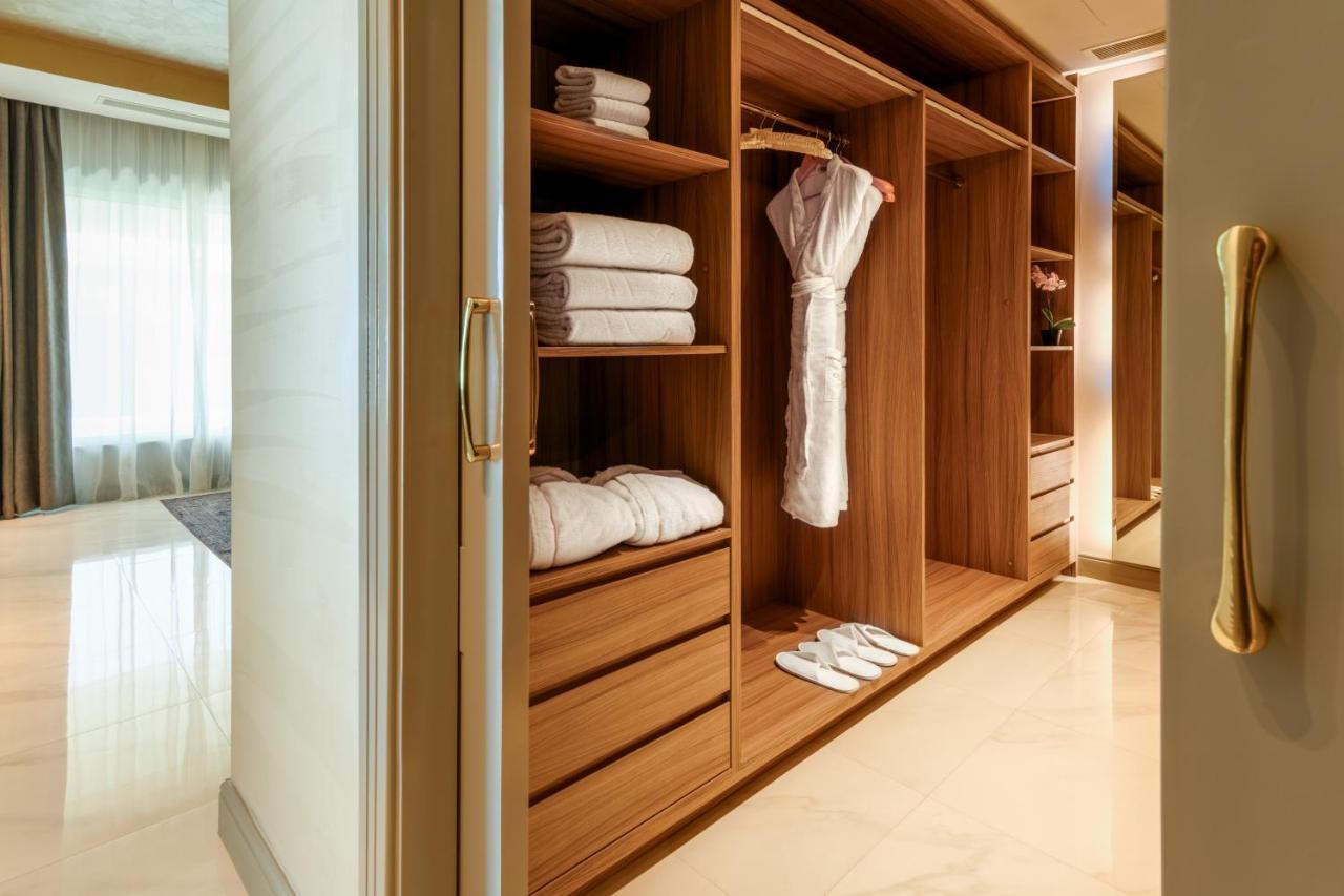 Centara West Bay Hotel & Residences Doha Luaran gambar A walk-in closet