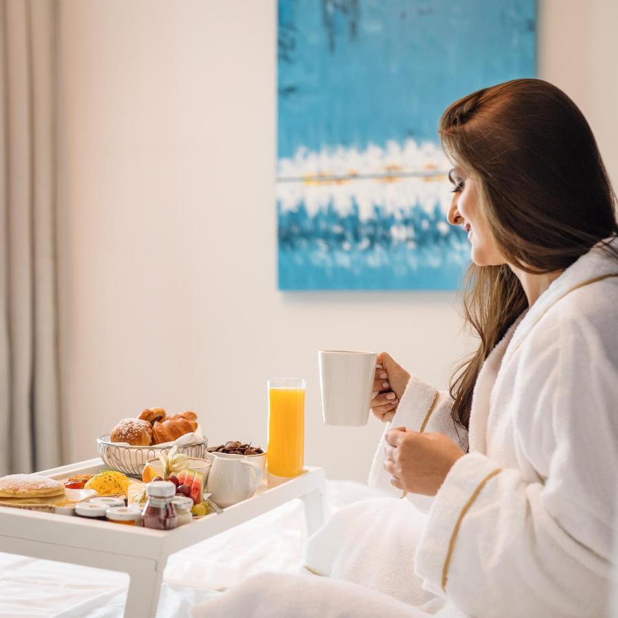 Centara West Bay Hotel & Residences Doha Luaran gambar A woman in a bathrobe